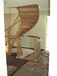 Installatie houten spiltrap