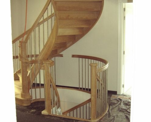 Installatie houten spiltrap