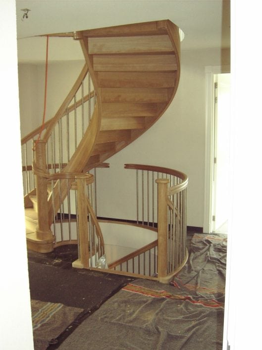Installatie houten spiltrap